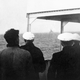Marinos observan el hundimiento del SS Athenia a la distancia. Wikimedia Commons